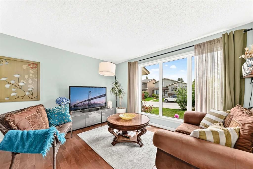 63 Strathcona Crescent SW, Calgary — photo 5 of 41