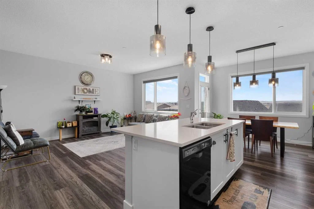 47 Lucas Terrace NW, Calgary — photo 5 of 44