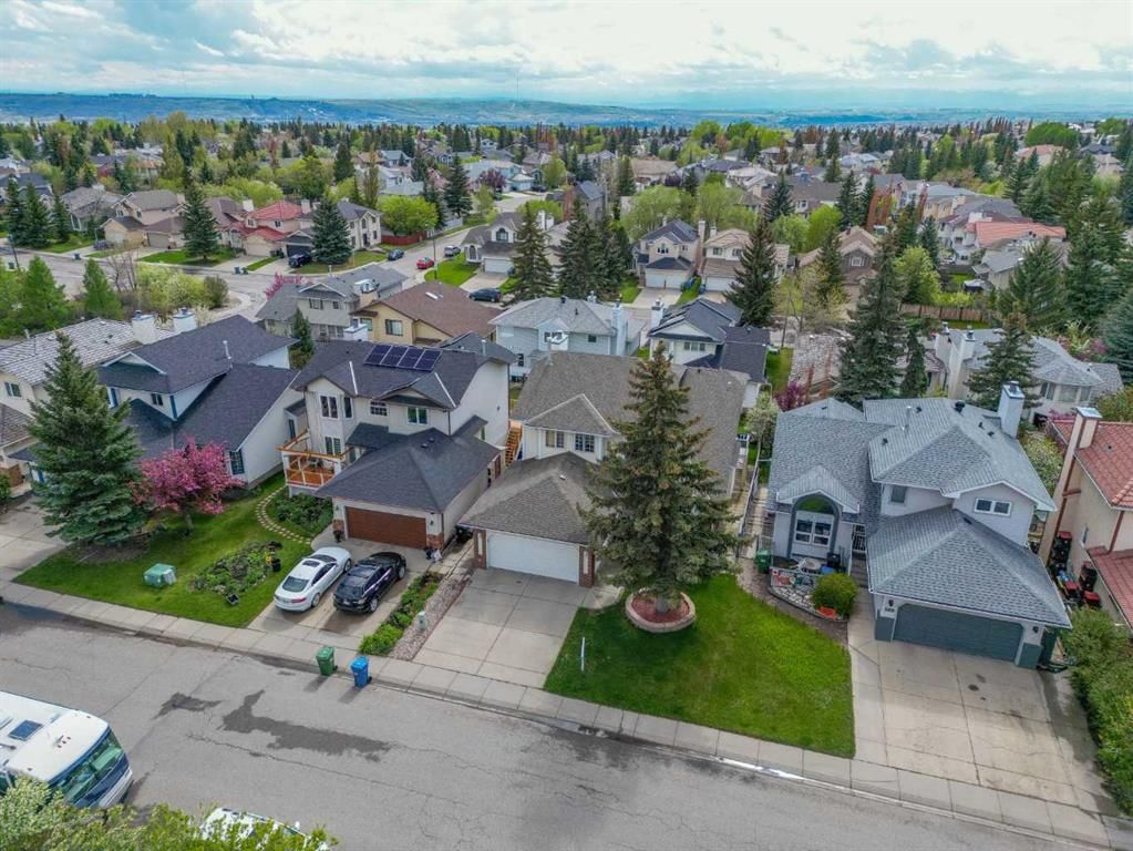 393 Hawktree Circle NW, Calgary — main listing photo