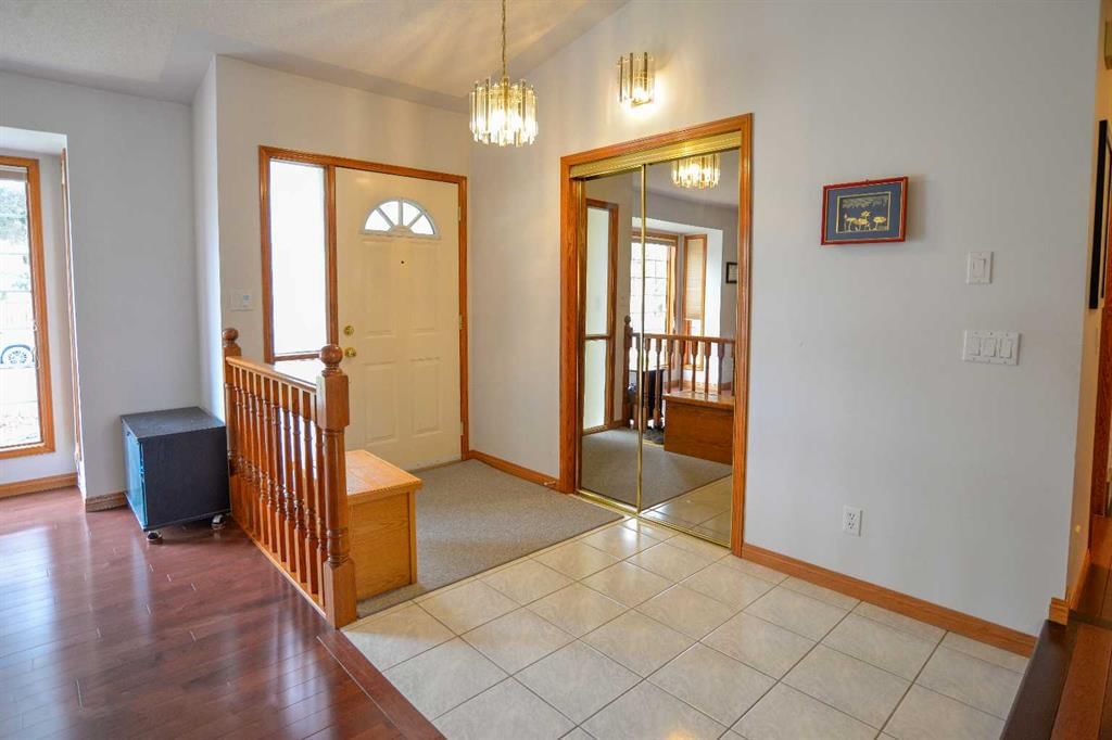 393 Hawktree Circle NW, Calgary — photo 4 of 49