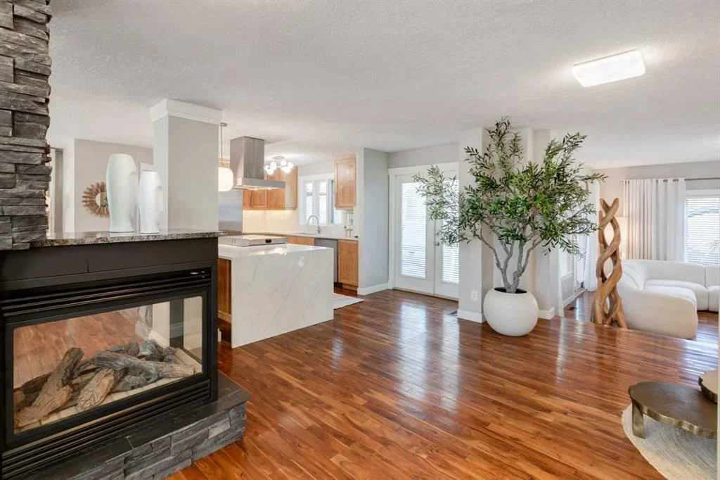 38 Lissington Drive SW, Calgary — photo 4 of 49