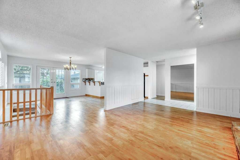 23 Penworth Crescent SE, Calgary — photo 3 of 33