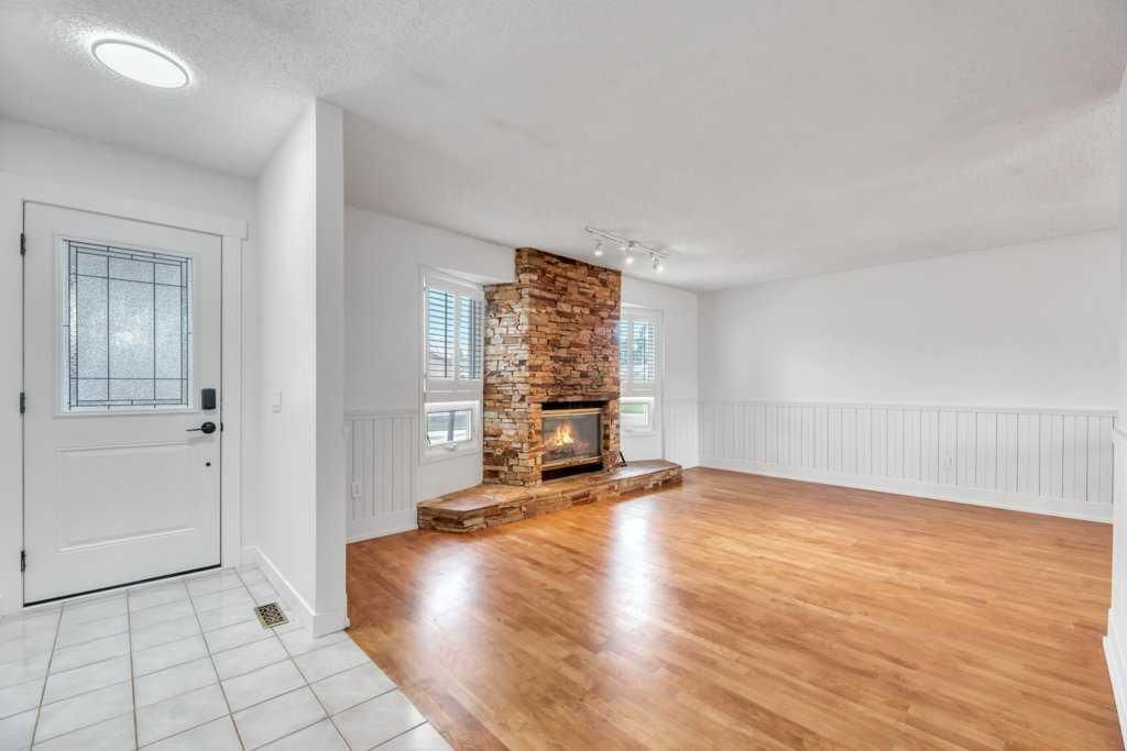 23 Penworth Crescent SE, Calgary — photo 4 of 33