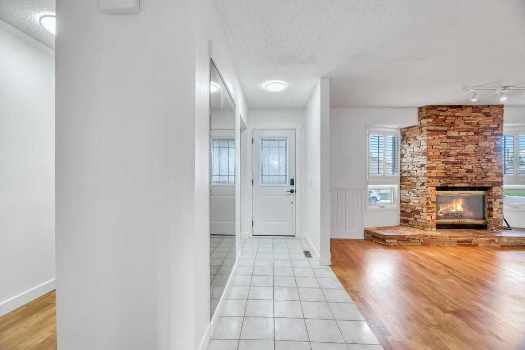 23 Penworth Crescent SE, Calgary — photo 5 of 33