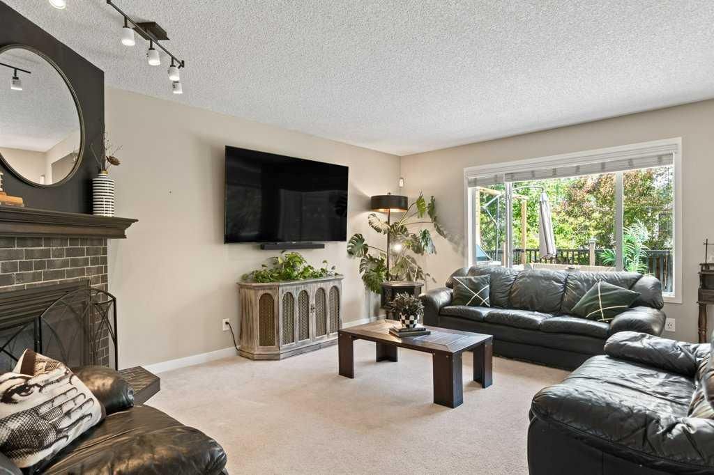 15 Valley Stream Circle NW, Calgary — photo 2 of 48