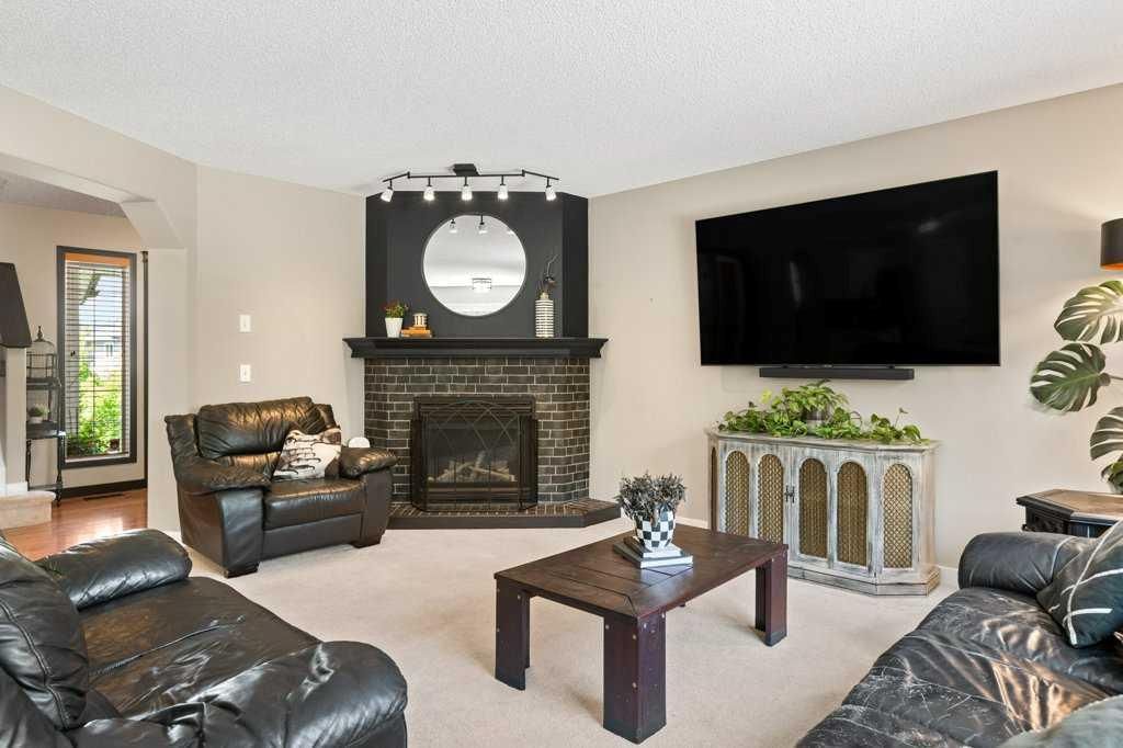 15 Valley Stream Circle NW, Calgary — photo 3 of 48