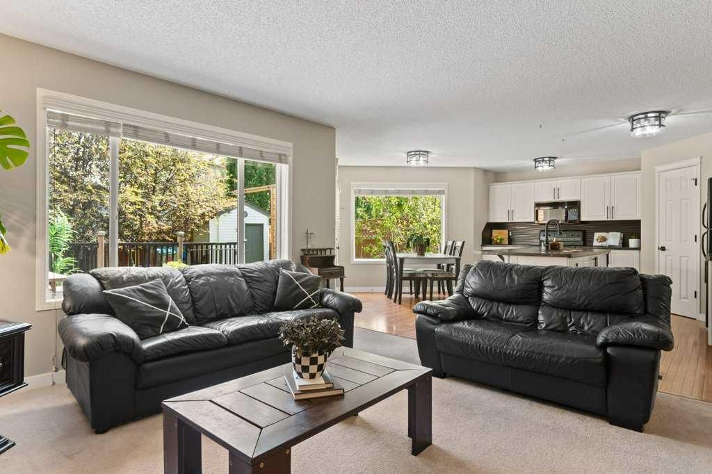 15 Valley Stream Circle NW, Calgary — photo 4 of 48