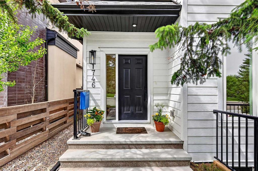 1746 49 Avenue SW, Calgary — photo 3 of 50