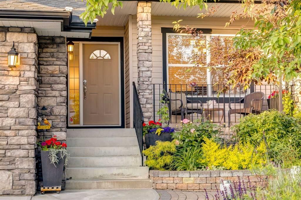 10450 ROCKYLEDGE Street NW, Calgary — photo 2 of 49