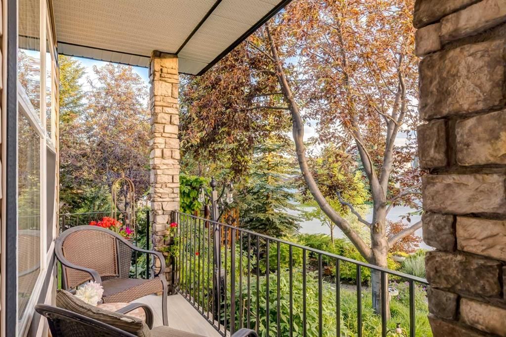 10450 ROCKYLEDGE Street NW, Calgary — photo 3 of 49