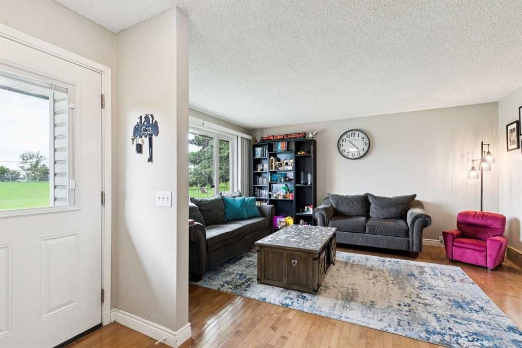 4387 Dovercrest Drive SE, Calgary — photo 2 of 25