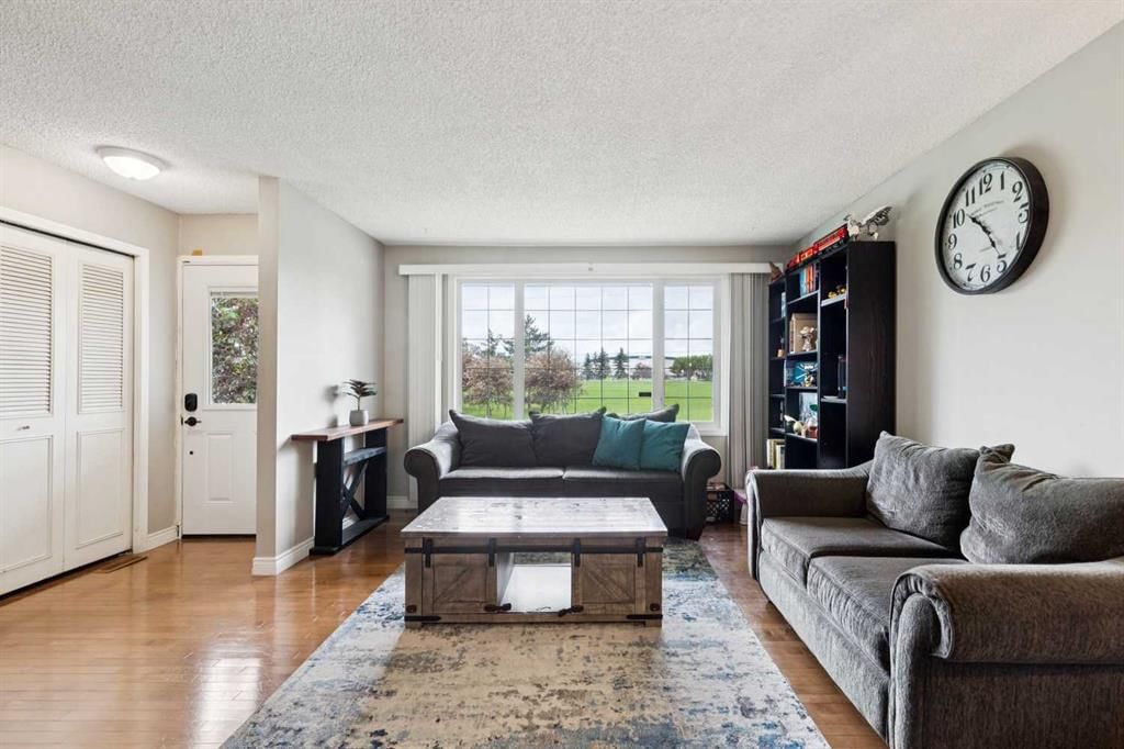 4387 Dovercrest Drive SE, Calgary — photo 3 of 25