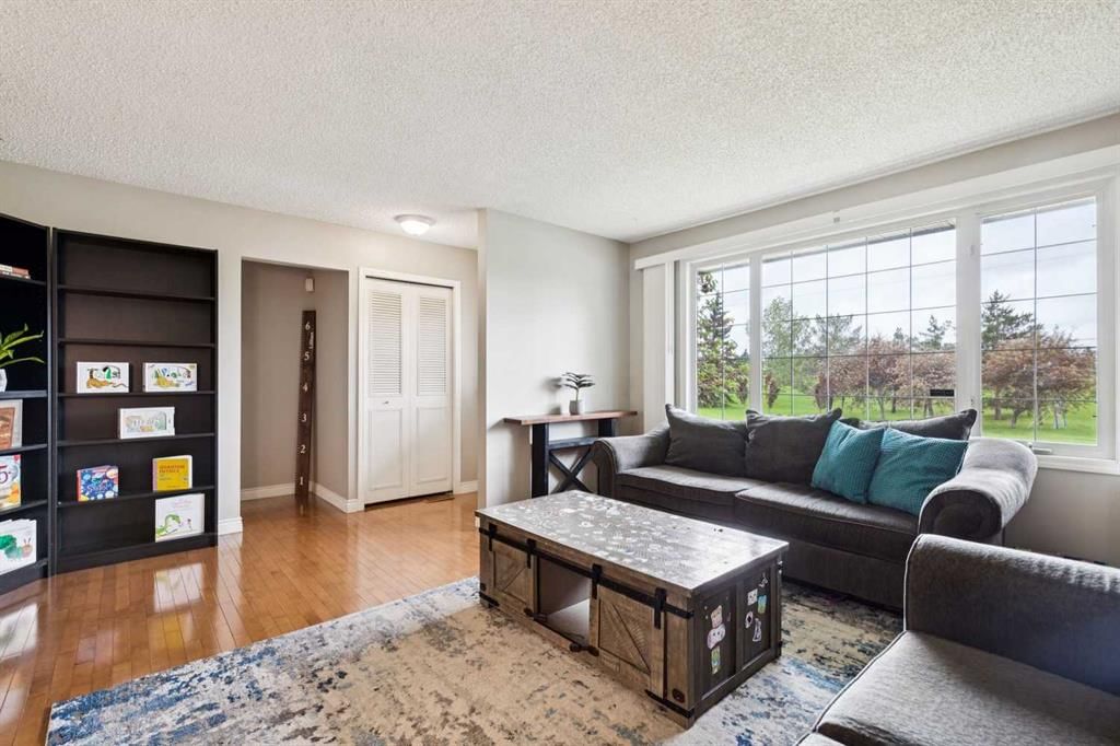 4387 Dovercrest Drive SE, Calgary — photo 4 of 25