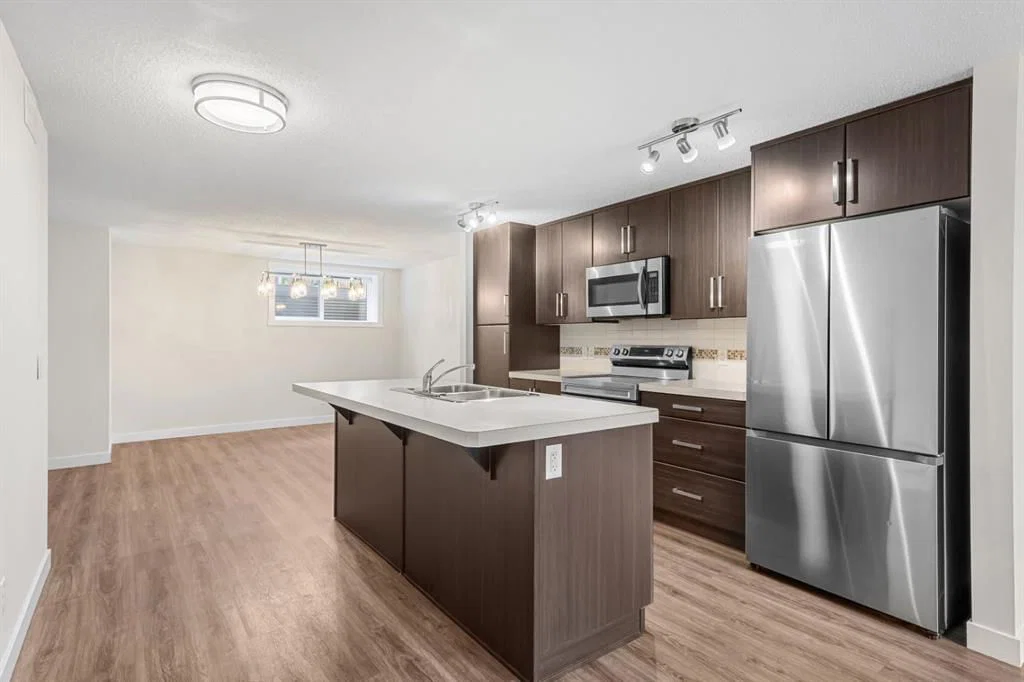 517 Mckenzie Towne Close SE, Calgary — photo 3 of 19