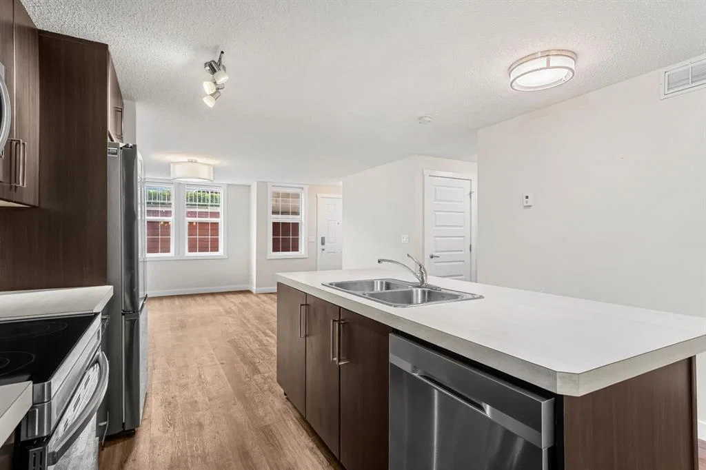 517 Mckenzie Towne Close SE, Calgary — photo 4 of 19