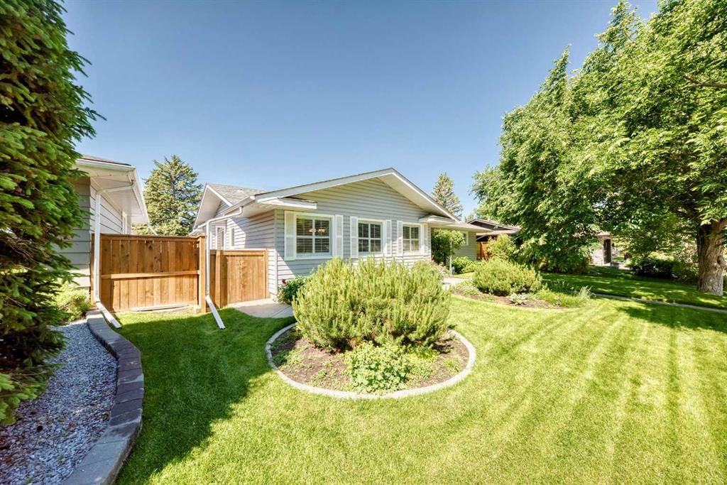 10435 Mapleridge Crescent SE, Calgary — photo 3 of 40