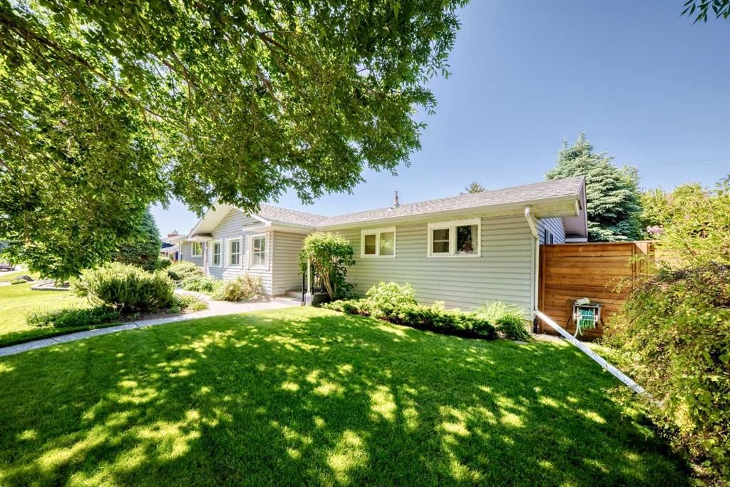 10435 Mapleridge Crescent SE, Calgary — photo 5 of 40