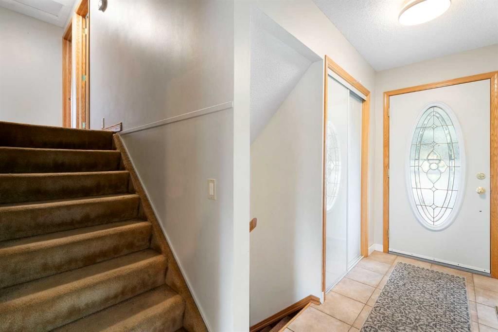 5431 Silverdale Drive NW, Calgary — photo 3 of 36