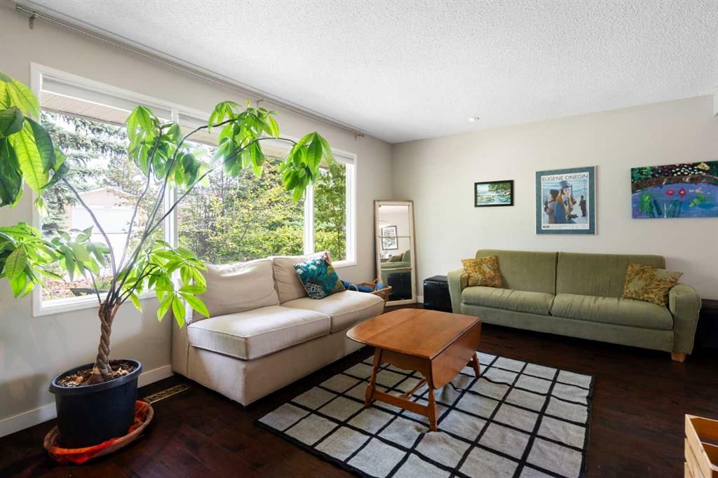 5431 Silverdale Drive NW, Calgary — photo 4 of 36