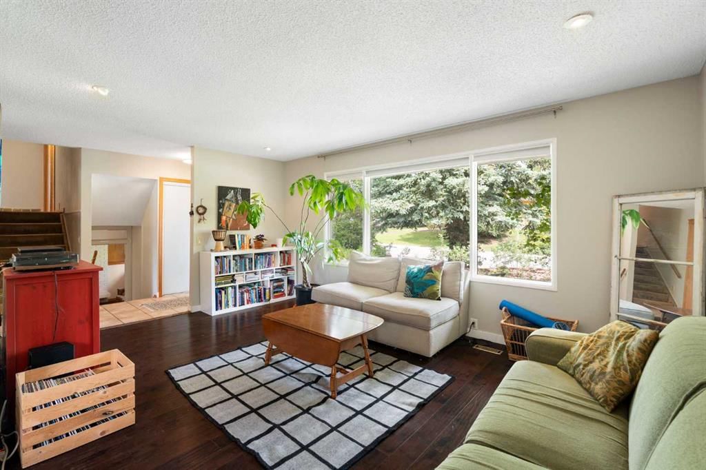 5431 Silverdale Drive NW, Calgary — photo 5 of 36