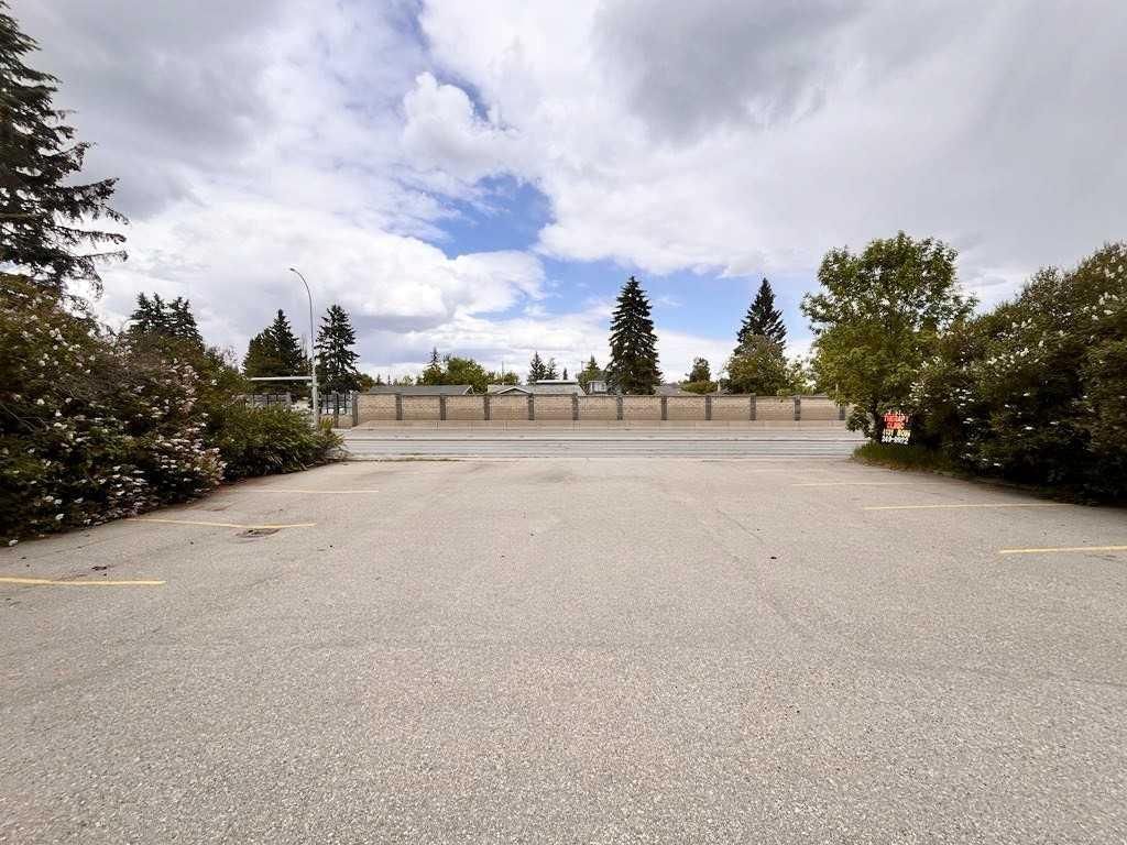 4131 Bow Trail SW, Calgary — photo 4 of 25