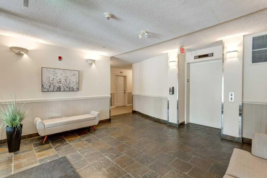 105, 2 Hemlock Crescent SW, Calgary — photo 4 of 35