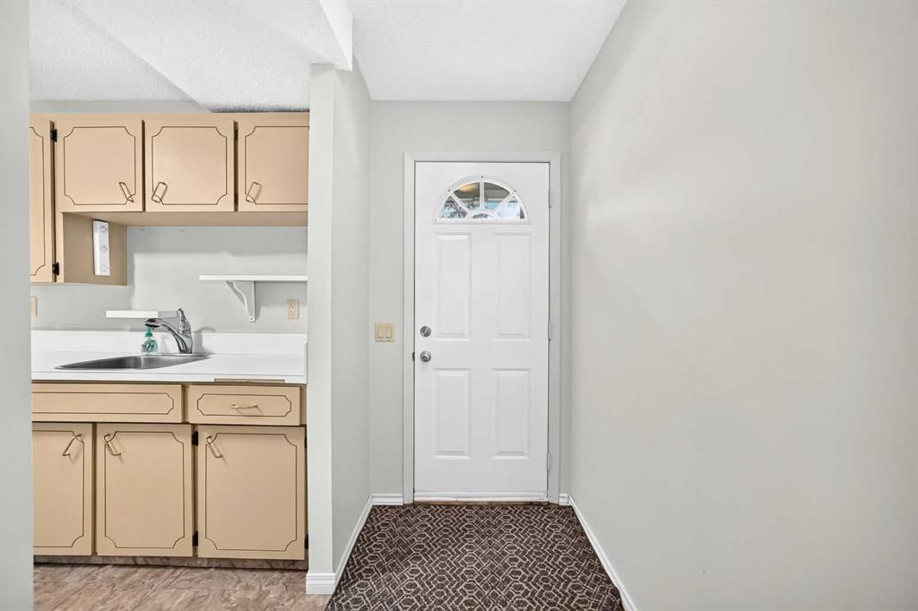 222, 406 Blackthorn Road NE, Calgary — photo 5 of 37