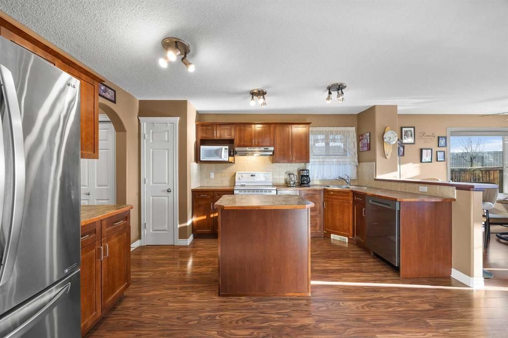 67 Evansmeade Crescent NW, Calgary — photo 4 of 38