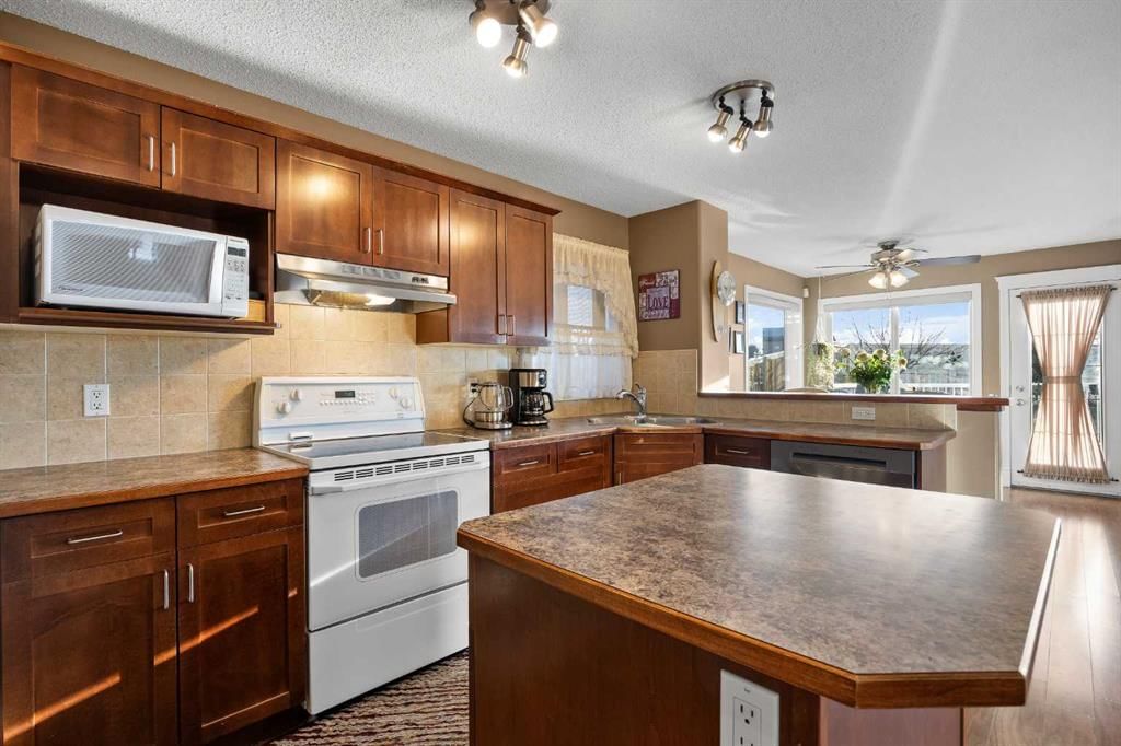 67 Evansmeade Crescent NW, Calgary — photo 5 of 38
