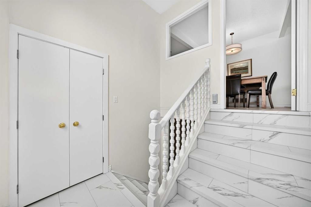 2124B 52 Avenue SW, Calgary — photo 4 of 49