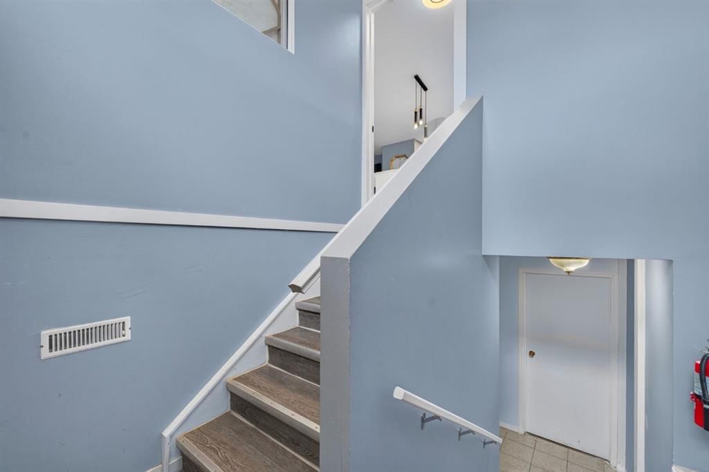 200 Fonda Drive SE, Calgary — photo 3 of 41