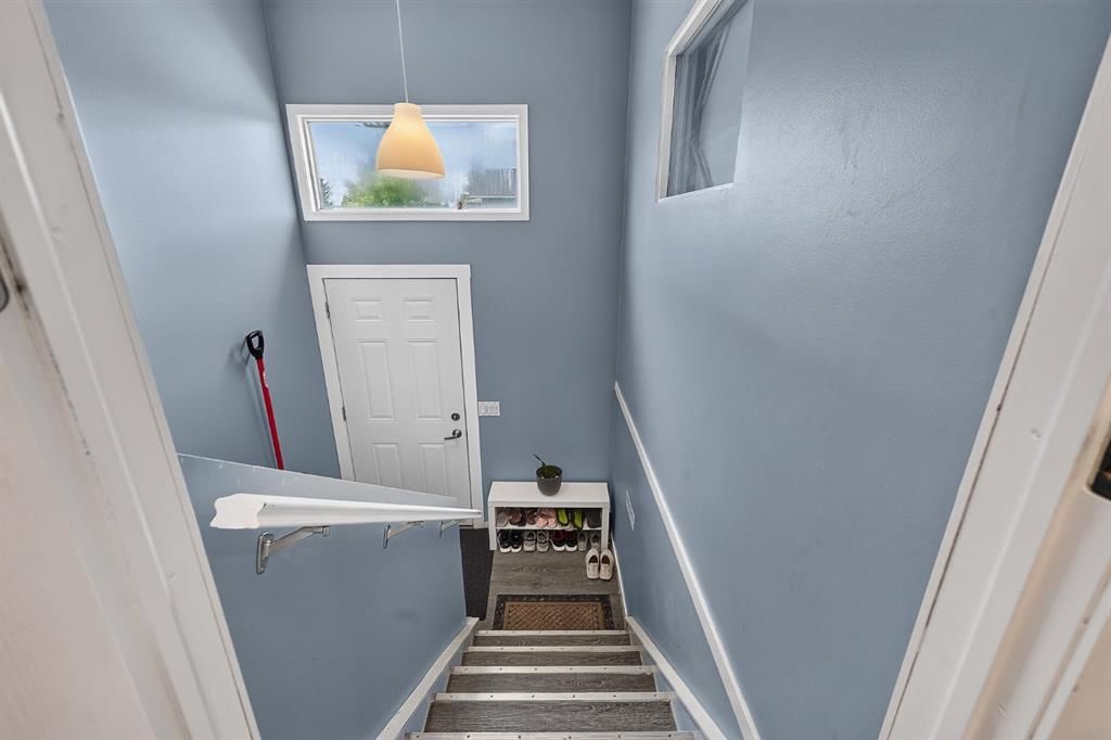 200 Fonda Drive SE, Calgary — photo 4 of 41