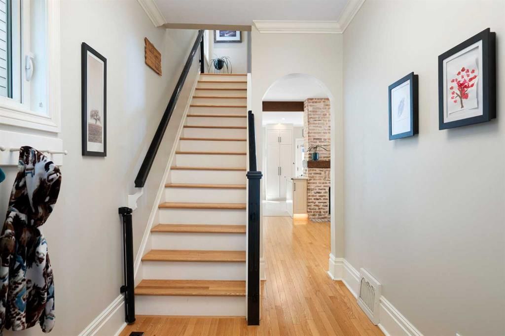 521 10 Avenue NE, Calgary — photo 4 of 43