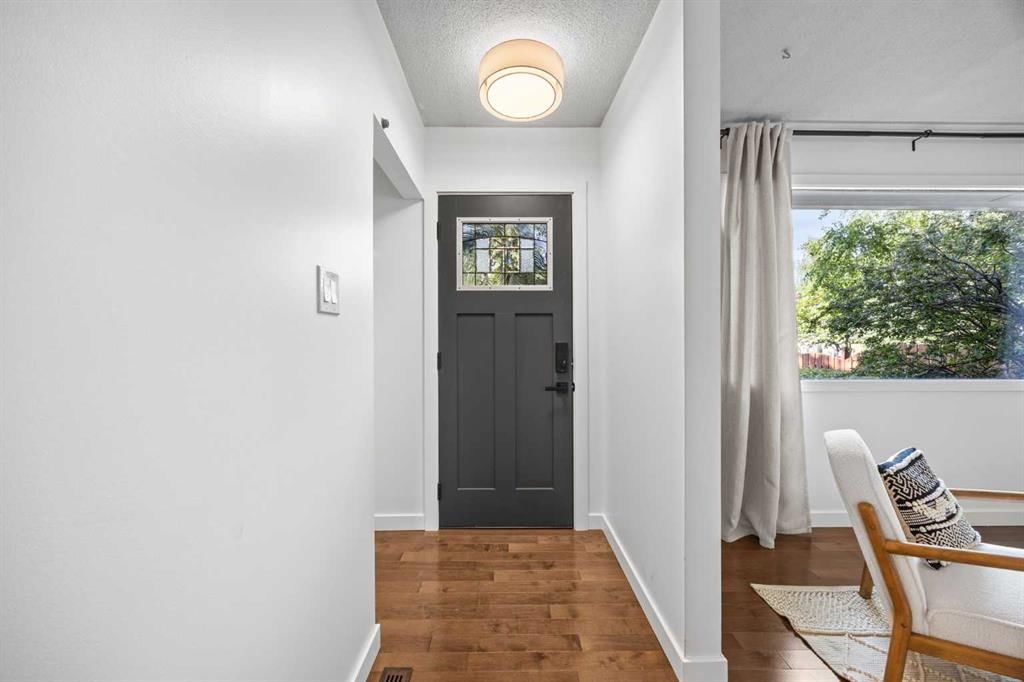 4952 Vanguard Road NW, Calgary — photo 4 of 45