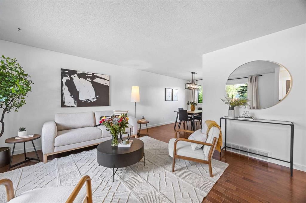 4952 Vanguard Road NW, Calgary — photo 5 of 45