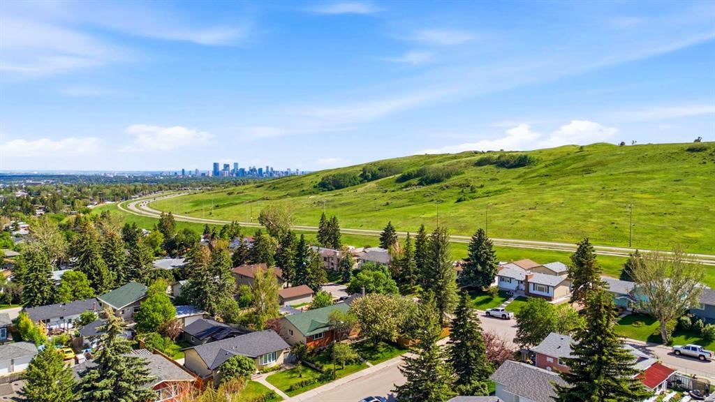 1251 Hunterquay Hill NW, Calgary — photo 2 of 41