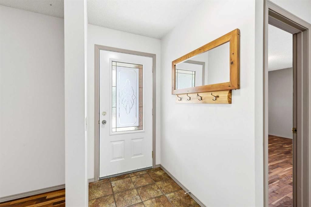 1251 Hunterquay Hill NW, Calgary — photo 5 of 41