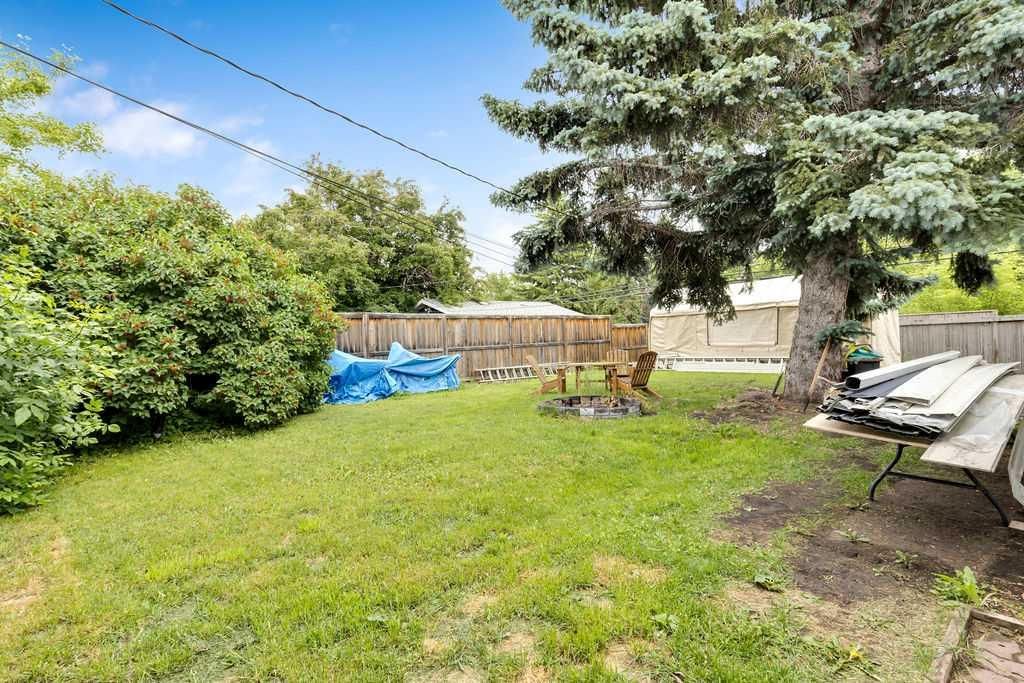 15 Glenway Drive SW, Calgary — photo 2 of 26