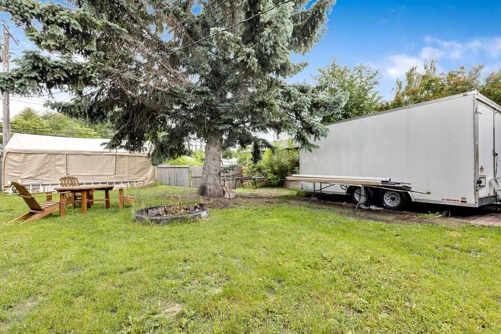 15 Glenway Drive SW, Calgary — photo 3 of 26