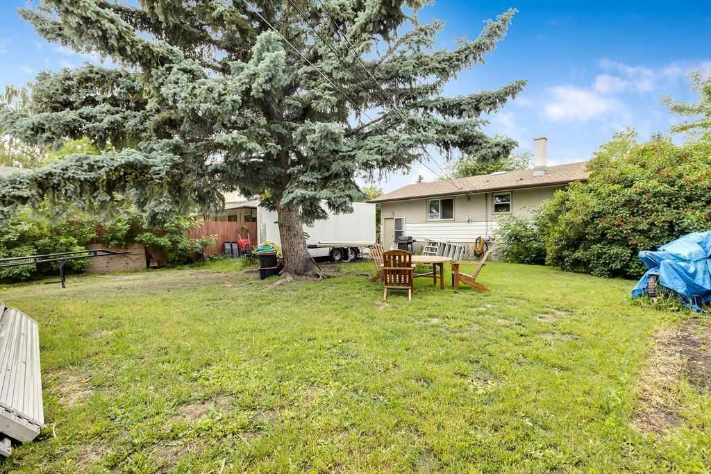15 Glenway Drive SW, Calgary — photo 4 of 26