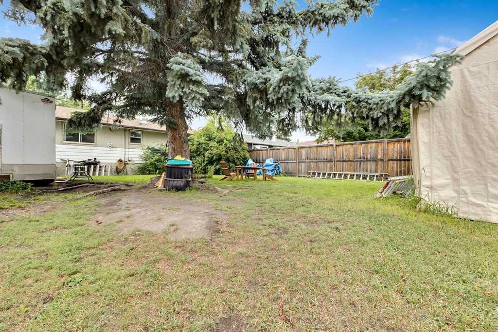 15 Glenway Drive SW, Calgary — photo 5 of 26