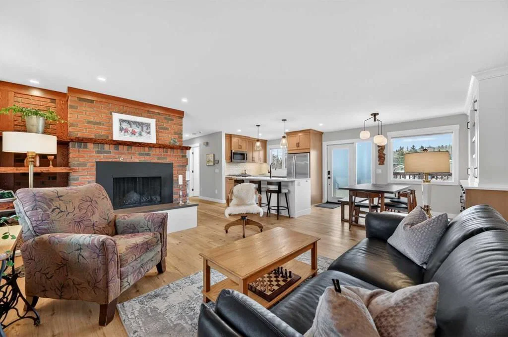 8927 48 Avenue NW, Calgary — photo 2 of 49