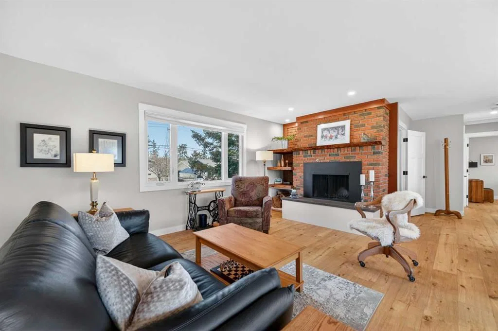 8927 48 Avenue NW, Calgary — photo 3 of 49