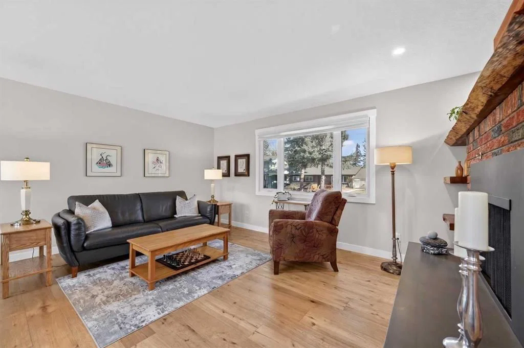 8927 48 Avenue NW, Calgary — photo 4 of 49