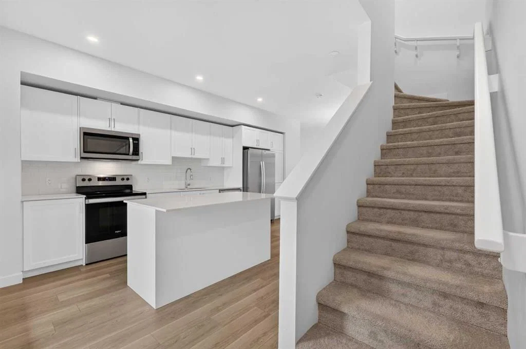 8554 19 Avenue SE, Calgary — photo 3 of 41