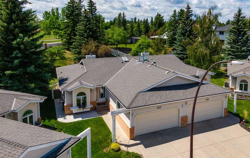 131 Shawnee Manor SW, Calgary — main listing photo