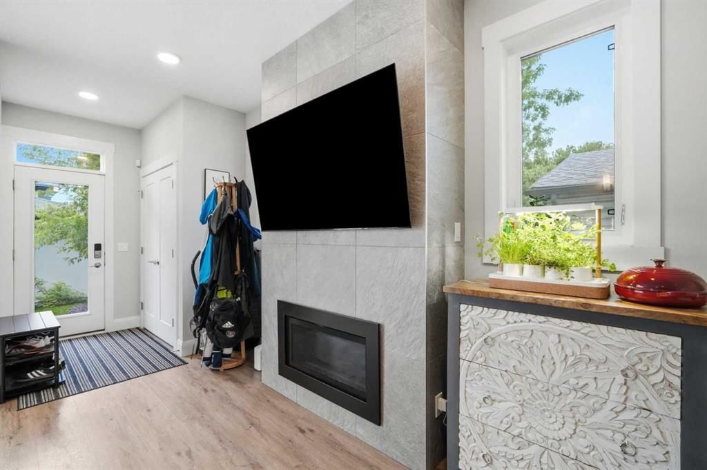 425 23 Avenue NE, Calgary — photo 4 of 36