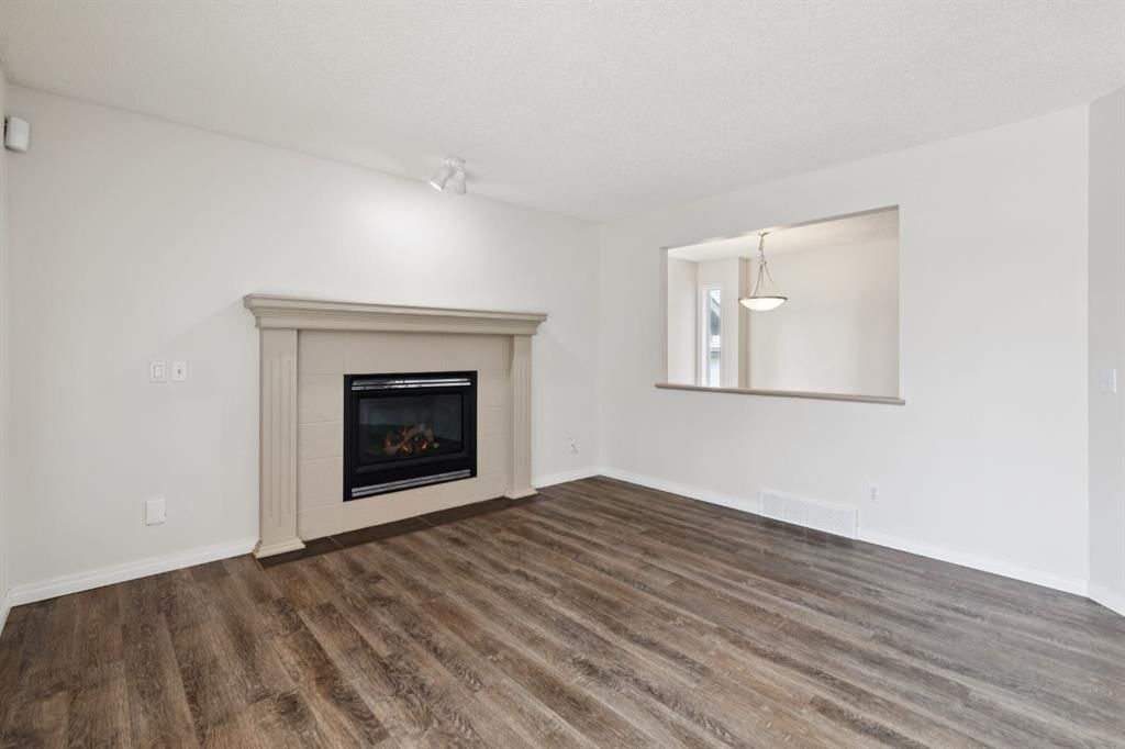 26 Spring Mews SW, Calgary — photo 4 of 43