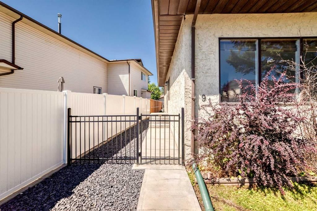 91 Cedarwood Hill SW, Calgary — photo 3 of 50
