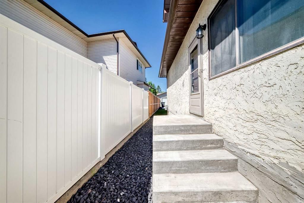 91 Cedarwood Hill SW, Calgary — photo 4 of 50